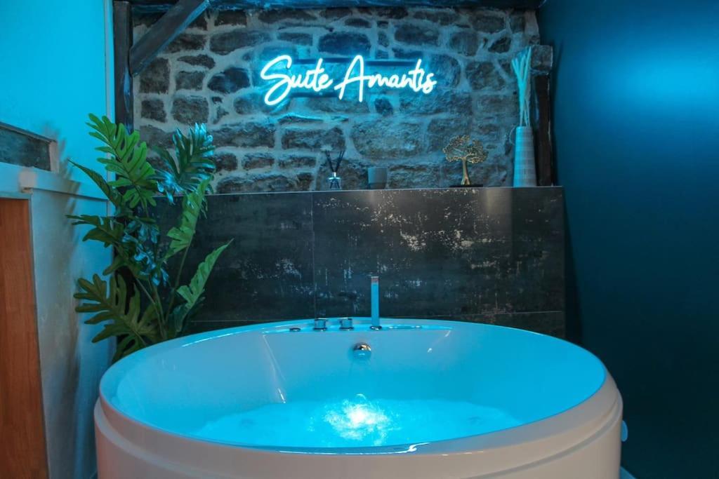 Suite Luxueuse Jacuzzi Suite Amantis By Noma Saint-Chamond Zewnętrze zdjęcie