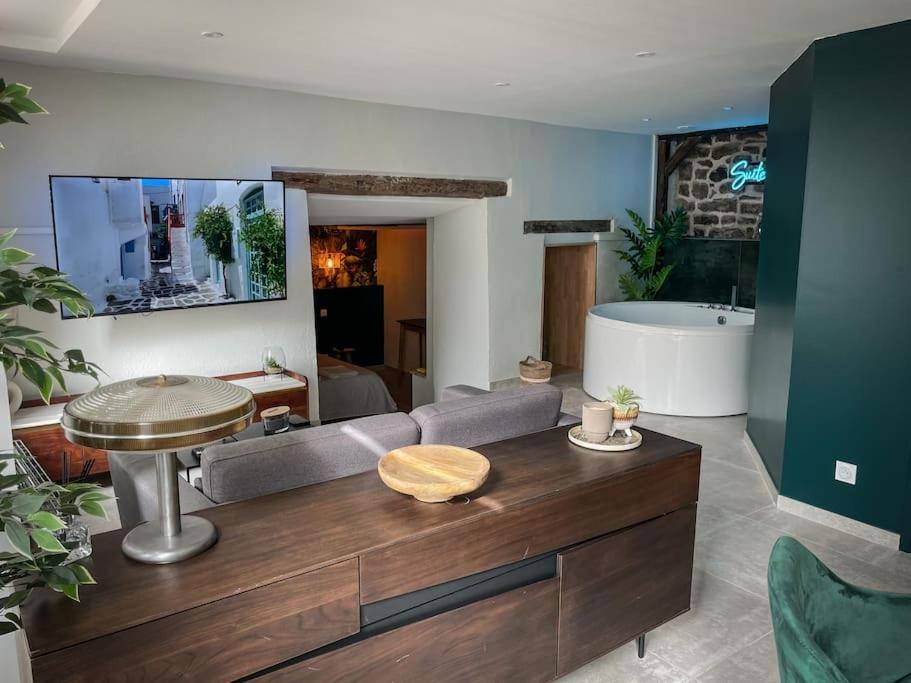 Suite Luxueuse Jacuzzi Suite Amantis By Noma Saint-Chamond Zewnętrze zdjęcie